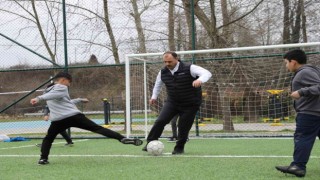 Vali ceketini çıkarttı, çocuklarla kıyasıya mücadele etti