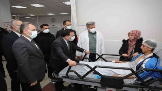 Vali Çiçekten otobüs kazasında yaralanan vatandaşlara ziyaret