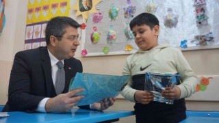 Vali Kırbıyık, ilk defa karne alan birinci sınıf öğrencilerinin heyecanına ortak oldu