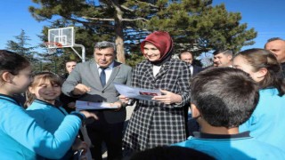 Vali Yiğitbaşı öğrencilerin karne sevincine ortak oldu