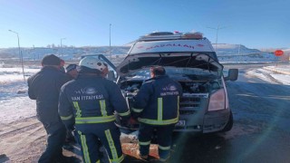 Vanda seyir halindeki minibüs alev aldı