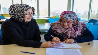 Vanlı kadınlar Büyükşehirle okuma-yazma öğreniyor