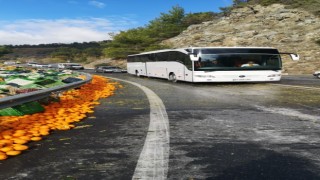 Viraja hızlı giren tırın dorsesinde yüklü bulunan portakallar yola savruldu