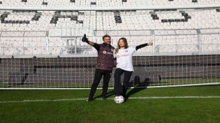 Vodafoneun desteklediği kız futbolcular, ünlü isimlerle penaltı atışı yaptı
