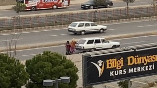 Yakıtı biten aracı kilometrelerce iten kadınlar, erkeklere taş çıkarttı