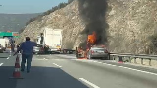 Yanan otomobile yardım etmek için durmaya çalışan tıra çarptı: 4 yaralı