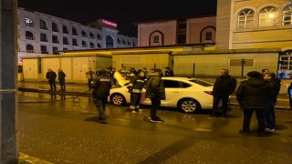 Yanan otomobili su kovalarıyla söndürmeye çalıştılar
