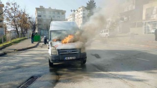 Yanmaya başlayan işçi servis minibüsü zamanında müdahale ile söndürüldü