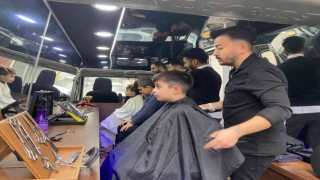 Yardımsever kuaför karavanda çocukların saçlarını kesiyor