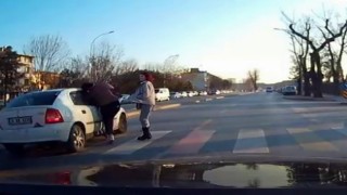Yaya geçidinde çarptı, arkasına bile bakmadı