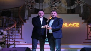 Yılın En İyi Kuaförü ödülünü verdi