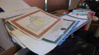 Yıllarca emek verip aldıkları diplomaları tramvaylarda unuttular