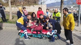 Yokuşta geri kayan minibüsten atlayan kadın yaralandı