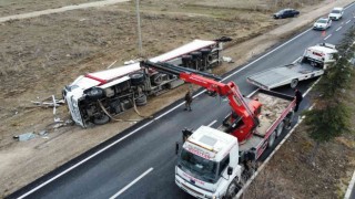 Yol kenarına devrilen tekstil malzemesi yüklü tır yoğun uğraşlar sonucu kaldırıldı