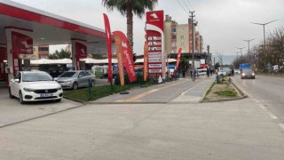 Yol ortasında yürüyen alkollü kişileri döverek yere böyle serdiler
