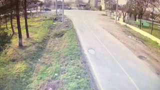 Yolcu durağına çarpan otomobil ikiye bölündü: 2 yaralı