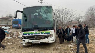 Yolcu otobüsü traktörle çarpıştı, ardından tarlaya girdi