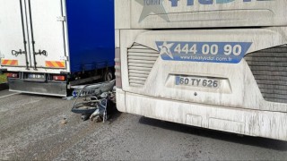 Yolcu otobüsüyle çarpışan motosikletteki genç hayatını kaybetti