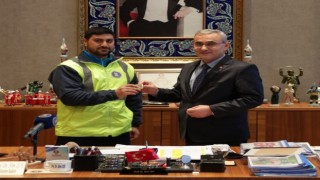 Yolda bulduğu cüzdanı sahibine teslim eden personel ödüllendirildi