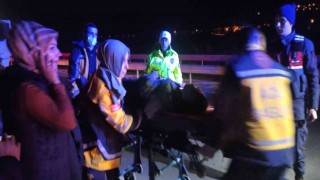 Yolda kalan sürücüye yardım etmek için duran karayolları ekibinin aracına tır çarptı: 3 yaralı
