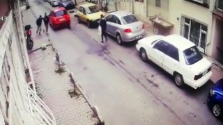Yolda yürürken elindeki cep telefonunu kaptırdı