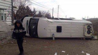 Yoldan çıkan minibüs evin duvarına çarptı: 1 ölü, 1i ağır 5 yaralı