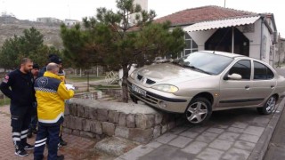 Yoldan çıkan otomobil yayalara çarptı: 2 yaralı