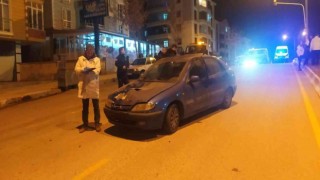 Yolun karşısına geçmeye çalışan anne ve oğluna otomobil çarptı