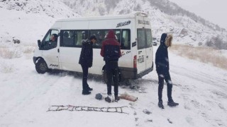 Yüksekova-Şemdinli karayolunda 20e yakın araç mahsur kaldı