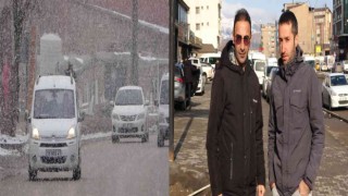 Yüksekovada vatandaşları şaşırtan anlık görüntü, kar yağışıyla gelen güneşli hava