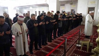 Yüksekovalılar İsveçte Kuran-ı Kerimi yakan Rasmus Paludanın çirkin eylemine karşı sabah namazında dualarla tepki gösterdiler