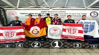 Yüzücüler Antalyaspor bayrağını kürsüye taşıdı