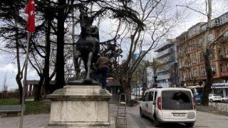Zarar gören İsmet İnönü heykeli tamir edildi