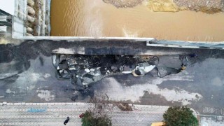 Zeytinburnunda patlama nedeniyle yol çöktü, oluşan çukur havadan görüntülendi
