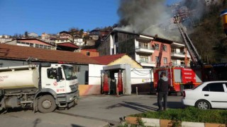 Zonguldakta dört katlı evin çatısı yandı