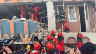 10 yaşındaki Mustafayı enkazdan çıkartan ekip, o anları anlattı