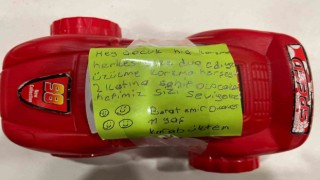 11 yaşındaki Berat oyuncağını deprem bölgesine gönderdi
