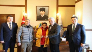 12 yaşındaki çocuktan deprem bölgesine yardım eli