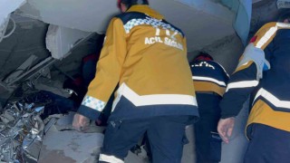 14 yaşındaki Fatma enkazdan 15 saat sonra kurtarıldı