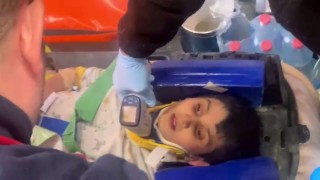 156. saatte kurtarılan 9 yaşındaki Semih helikopterle hastaneye sevk edildi