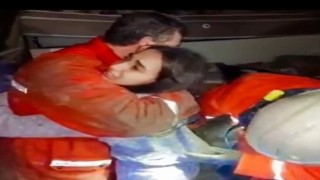 16 yaşındaki Şevval, enkazdan altından sağ kurtarıldı