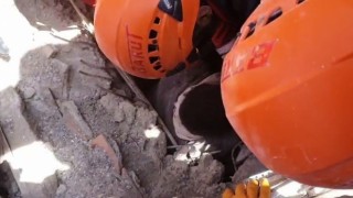 203 saat sonra 7 katlı bina enkazının en dibinden sağ çıktılar