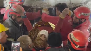 209 saat sonra çıkartılan baba ve kızının enkaz altındaki görüntüleri ortaya çıktı