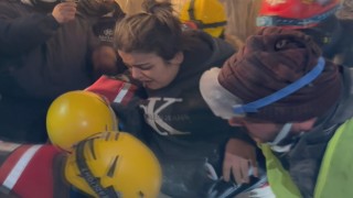 22 yaşındaki Leyla, 70 saat sonra enkazdan sağ çıkarıldı