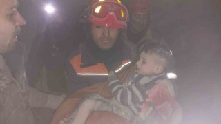 2si çocuk 3 depremzede enkaz altından böyle kurtarıldı