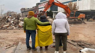 3 çocuğu ve eşiyle 4. kattan zemine kadar düşen daireden sağ kurtuldu