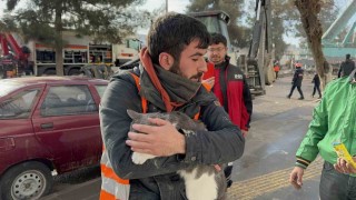 3 gündür ağır hasarlı binada mahsur kalmıştı, görevliler kurtardı