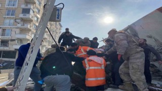 30 saat sonra enkazdan sağ çıktı, 2 çocuğu hayatını kaybetti