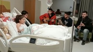 40 saat sonra enkazdan çıkartılan minik Yağmura hastanede mini konser