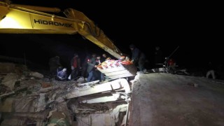 40 saatin sonunda tekbirlerle kurtarılan kardeşler enkazdan kepçeyle indirildi